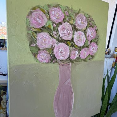 ציור מקורי: Il_fullxfull.6667785175_j7bh.jpg מציג ציור שמן פרחוני מרקם של אגרטל ורוד עם זר פרחים מלא חיים ועלים ירוקים על בד איטלקי, על רקע ירוק בהיר עם משיכות מכחול עבות ואימפרסיוניסטיות. מוסיף צבע וייחודיות לכל חלל.