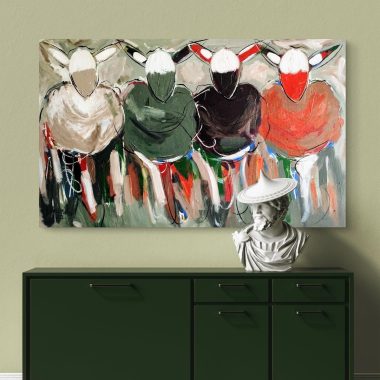 ציור מקורי: פנים מודרני הכולל מזנון בצבע ירוק כהה, פסל קלאסי לבן, ותמונה מצוירת ביד של בית חווה (il_fullxfull.6711674563_fstu.jpg) עם ארבעה רוכבי אופניים חובשי קסדות, התלויה על קיר בצבע ירוק בהיר. מוסיף צבע וייחודיות לכל חלל.