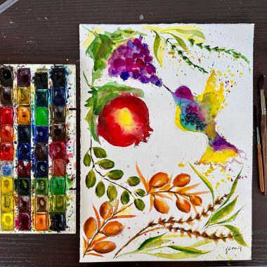 ציור מקורי: הקובץ il_fullxfull.6730544211_og1x.jpg מציג ציור צבעי מים מלא חיים של יונק דבש, פירות ועלים על שולחן כהה עם פלטת צבעים צבעונית ושתי מכחולים, היוצרים אמנות בוטנית מרהיבה. מוסיף צבע וייחודיות לכל חלל.