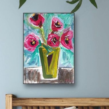 ציור מקורי: הקובץ il_fullxfull.6821976510_7axx.jpg מציג ציור פרחוני מודרני ותוסס עם פרחים ורודים בשכבות באגרטל ירוק, המאיר קיר כחול מעל מסגרת מיטה מעץ, בעוד עלים ירוקים רעננים מוסיפים קסם בפינה הימנית העליונה. מוסיף צבע וייחודיות לכל חלל.