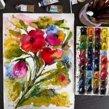 ציור מקורי: הקובץ il_fullxfull.6869969909_so17.jpg מציג ציור צבעי מים תוסס בעבודת יד של פרחים אדומים וורודים עם גבעולים ירוקים, המוצג לצד פלטת צבעים צבעונית וחומרי אמנות. יצירת אמנות יפהפייה זו בגודל 11x15 אינץ'. מוסיף צבע וייחודיות לכל חלל.