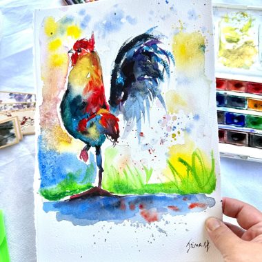 ציור מקורי: יד מציגה את il_fullxfull.7019411131_rwsz.jpg, ציור מים צבעוני של תרנגול על נייר כותנה, המציג את הציפור עומדת על רגל אחת. צבעים ועפרונות פזורים על משטח לבן מתחת ליצירת האמנות. מוסיף צבע וייחודיות לכל חלל.