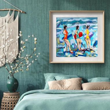 ציור מקורי: חדר שינה עם קיר מרקם בצבע טורקיז, מצעים בצבע טורקיז, אגרטל ירוק עם פרחים לבנים על שולחן עגול קלוע, ויצירת האמנות