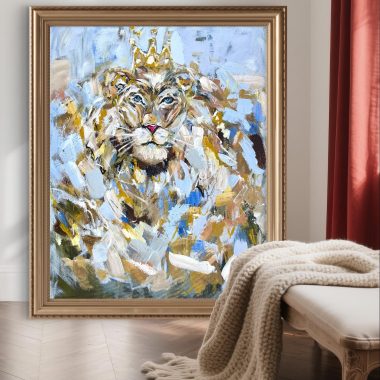 ציור מקורי: הציור il_fullxfull.7053689198_ogiq.jpg מציג אריה מוכתר במשיחות מכחול מופשטות בצבעים כחול, לבן, חום וזהב. הוא מגיע ממוסגר ומוכן לתלייה, מצולם נשען על קיר לצד ספסל עם שמיכה סרוגה בצבע שמנת. מוסיף צבע וייחודיות לכל חלל.