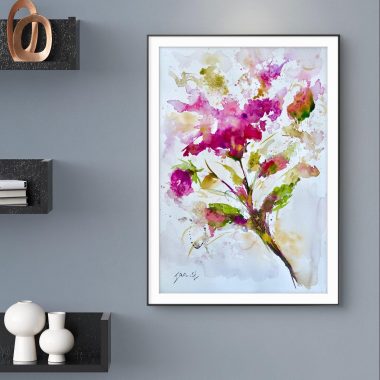 ציור מקורי: הציור הבוטני הממוסגר il_fullxfull.7115754888_pxko.jpg, המציג עיצוב פרחוני ורוד וסגול, תלוי על קיר אפור בין שני מדפים שחורים שעליהם מוצגים חפצי נוי וספרים. מוסיף צבע וייחודיות לכל חלל.