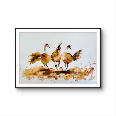 ציור מקורי: הקובץ il_fullxfull.7124530236_2n62.jpg מציג שלושה ציפורים מופשטות בצבעי מים עם נוצות צהובות, כתומות וחומות, ממוסגרות בשחור עם פספרטו לבן על רקע לבן חלק — אמנות קיר מודרנית המוכנה לתצוגה. מוסיף צבע וייחודיות לכל חלל.