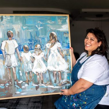 ציור מקורי: אישה מחייכת בחלוק מחזיקה את 