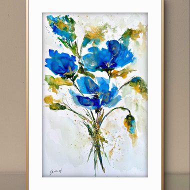 ציור מקורי: הקובץ il_fullxfull.7133989398_hqha.jpg מציג ציור בצבעי מים ממוסגר של פרחים כחולים עזים עם נגיעות של ירוק וצהוב על רקע לבן — יצירת אמנות בוטנית אידיאלית לכל חלל. מוסיף צבע וייחודיות לכל חלל.