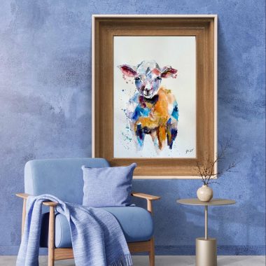 ציור מקורי: כורסה כחולה ונעימה עם כרית ושמיכה ניצבת ליד שולחן עגול עם אגרטל, מתחת לציור צבעי מים של כבש il_fullxfull.7181734845_rvg8.jpg — תפאורה מושלמת לקיר חדר הילדים — על רקע קיר כחול מרקם. מוסיף צבע וייחודיות לכל חלל.