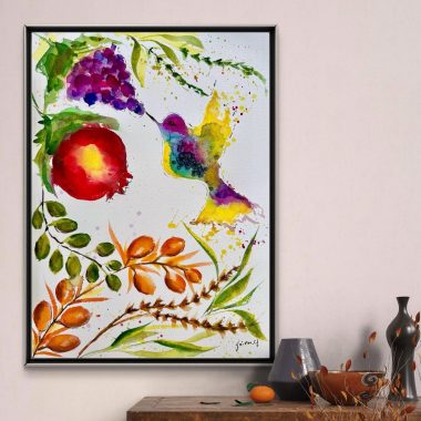 ציור מקורי: הציור הבוטני il_fullxfull.7203566665_2kri.jpg, המתאר יונק דבש צבעוני עם פירות ועלים, תלוי מעל שולחן עץ המעוטר באגרטל שחור, קערה ונר, המוסיפים נופך נעים לעיצוב. מוסיף צבע וייחודיות לכל חלל.