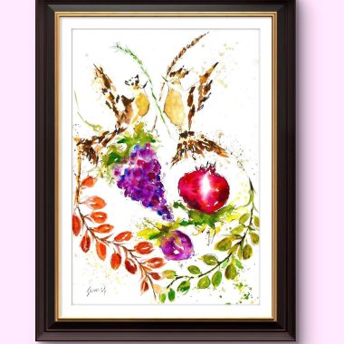 ציור מקורי: ה- il_fullxfull.7260873685_j7q5.jpg מציג ציור בצבעי מים ממוסגר של שני ציפורים מעל ענבים, רימונים ועלים צבעוניים בעיצוב בוטני מעגלי. המסגרת החומה הכהה מודגשת בקצה פנימי זהוב. מוסיף צבע וייחודיות לכל חלל.